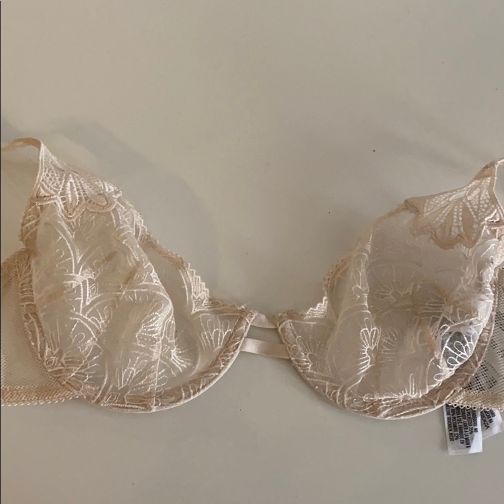 NWOT underwire bra with beautiful details